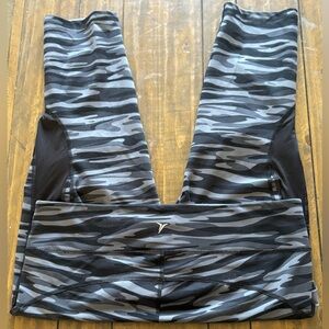 Old Navy Active Camouflage Leggings in Gray and Black